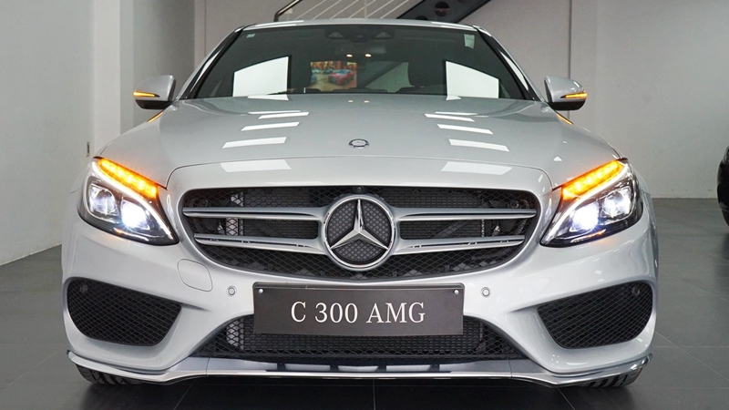 Có nên mua xe Mercedes C300 AMG 2018 giá 1 tỷ đồng